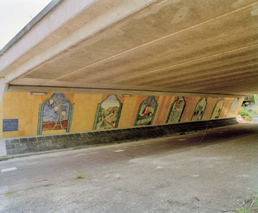 401831 Afbeelding van het tegelmozaïek tegen de wand van de fietstunnel in de Lunettenbaan te Utrecht.